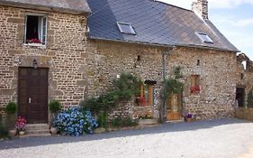 Beautiful 3-Bed Cottage In Passais-Villages